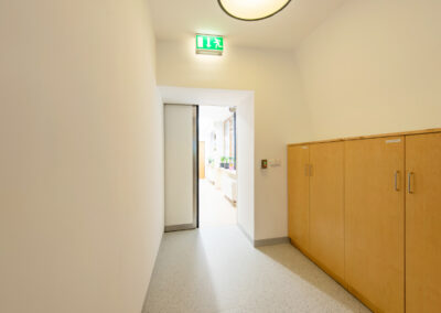 cupr_systems_radiation_shielded_doors_project_gallery_mou_brno_zluty_kopec_linear_system_door