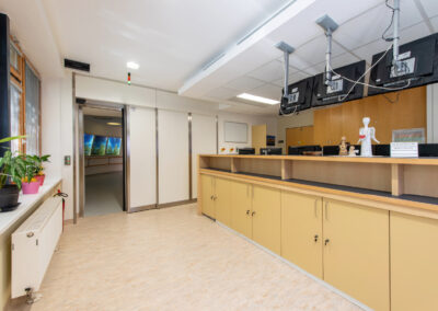 cupr_systems_radiation_shielded_doors_project_gallery_mou_brno_zluty_kopec_linear_system_door