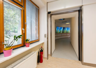 cupr_systems_radiation_shielded_doors_project_gallery_mou_brno_zluty_kopec_linear_system_door