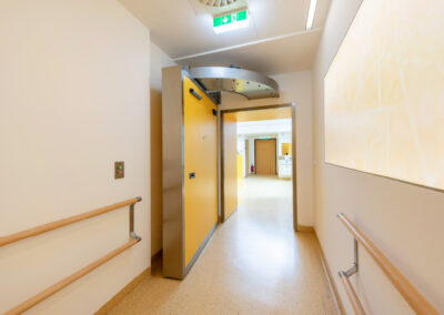 cupr_systems_radiation_shielded_doors_project_gallery_mou_brno_zluty_kopec_radial_system_door